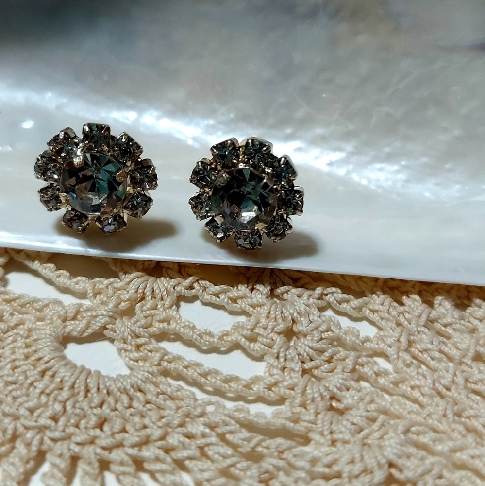 Silver flower with crystals women stud earrings - Picture 1 of 4